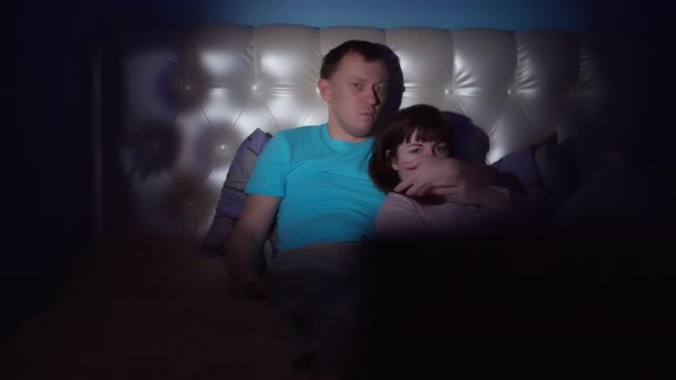 Пара дивиться страшний фільм вночі, чоловік прикриває очі жінки рукою, рухом камери
 - Кадри, відео