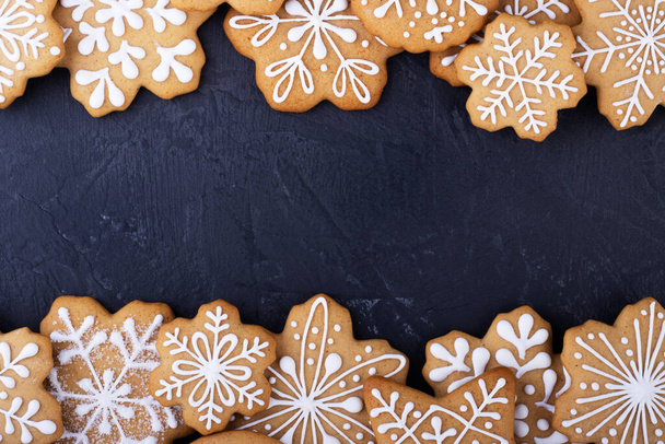 gingerbread snowflakes on a black background, top view. new year gingerbread background with space for text - Fotoğraf, Görsel