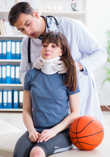 Жінка-баскетболістка, яка відвідує лікаря після травми
 - Фото, зображення