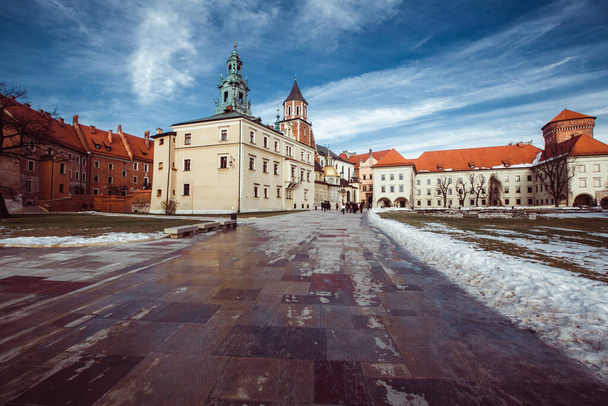 Blick auf die Königliche Erzkathedrale und Wenzel auf dem Wawel, Krakau, Polen. - Foto, Bild