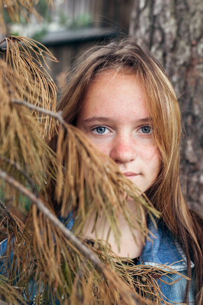 Retrato de uma adolescente perto de um pinheiro no Parque
. - Foto, Imagem