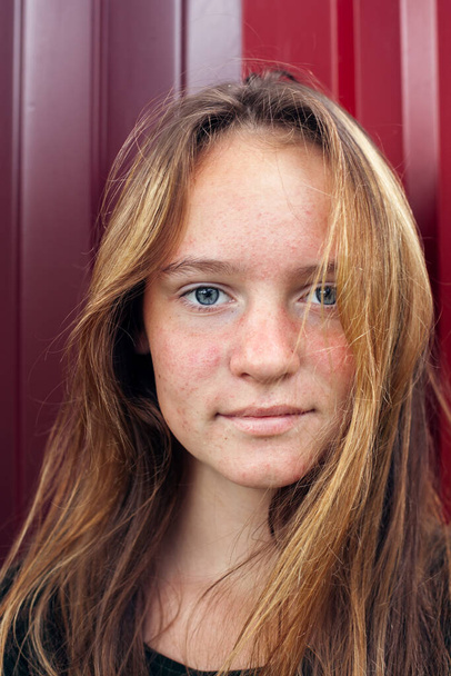 Портрет дівчини-підлітка на металевій стіні
. - Фото, зображення