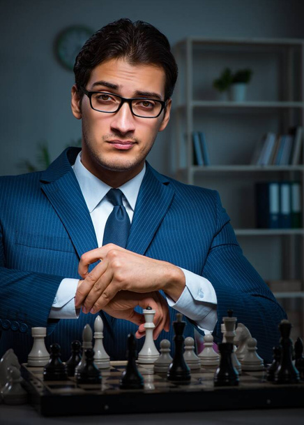 Empresario jugando ajedrez en concepto de estrategia - Foto, Imagen