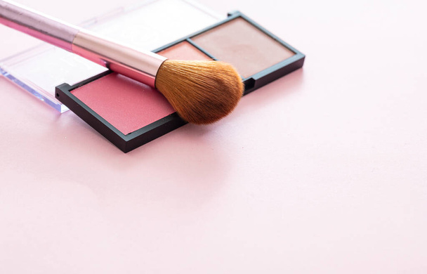 Blush πούδρα pallete σετ παστέλ χρώματα και πινέλο σε ροζ φόντο, προβολή closeup. Επαγγελματικά εργαλεία για μακιγιάζ, σαλόνι ομορφιάς, καλλυντικά έννοια - Φωτογραφία, εικόνα