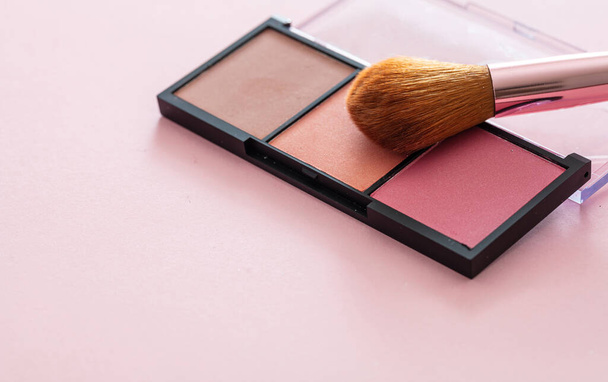Blush pallete en polvo establecer colores pastel y cepillo contra el fondo rosa, vista de cerca. Herramientas profesionales para maquillaje, salón de belleza, concepto de cosméticos
 - Foto, Imagen