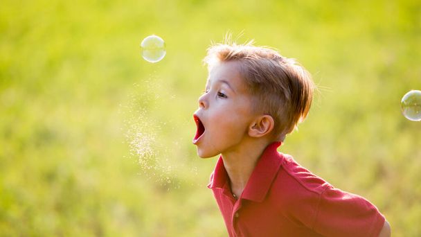 little boy blowing soap bubbles - Zdjęcie, obraz