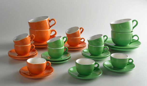 Кольорові чашки на нейтральному фоні
 - Фото, зображення