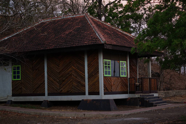 Een kleine hut is een tijdelijk huis met rieten daken om te beschutten tegen zon en regen - Foto, afbeelding