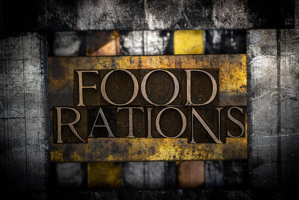 Food Rations Text mit echten, authentischen Schriftbuchstaben auf silbernem Grunge-Kupfer und Goldgrund - Foto, Bild