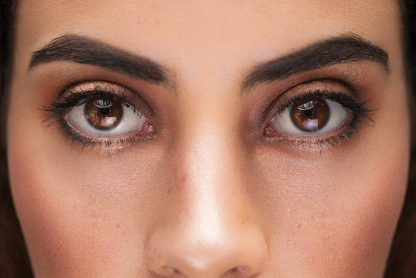 Detail eines Gesichts mit offenen Augen, schönes Make-up auf den Augenlidern - Foto, Bild