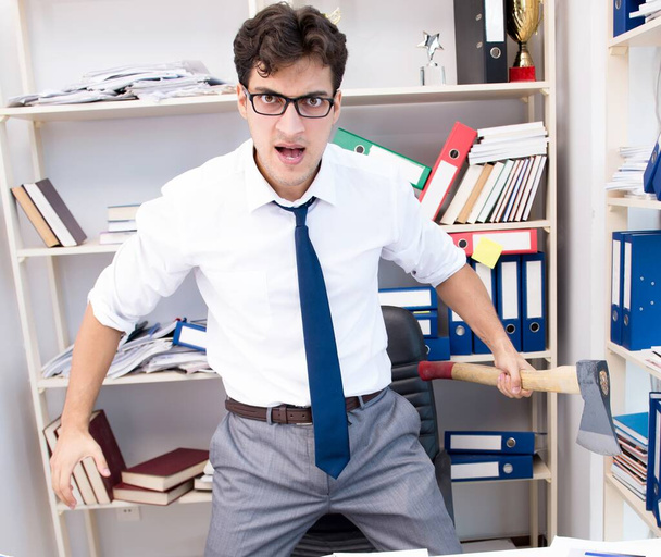Rušný frustrovaný podnikatel naštvaný v kanceláři - Fotografie, Obrázek