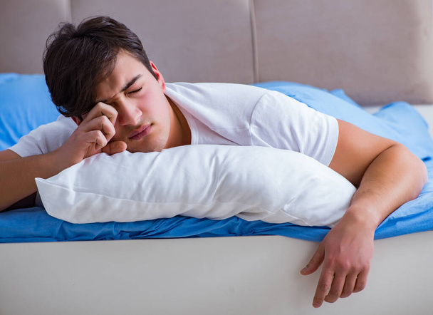 Álmatlanságban szenvedő férfi fekszik az ágyban - Fotó, kép