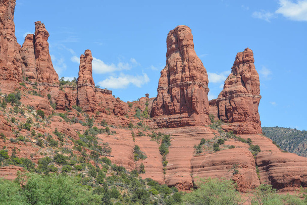 Formation de roches rouges de deux religieuses à Sedona, comté de Yavapai, forêt nationale de Kaibab, Arizona - Photo, image