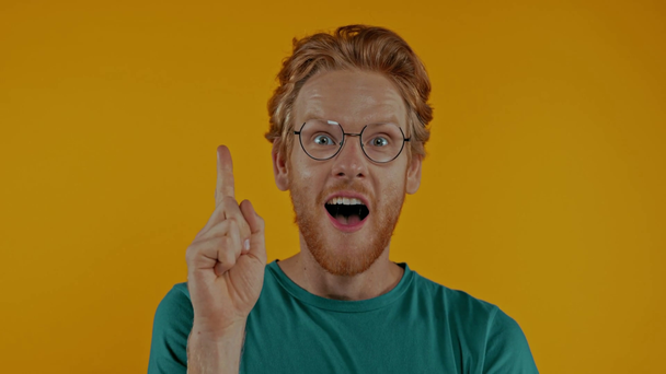 Nachdenklicher Mann mit Brille zeigt Idee und Yah-Geste isoliert auf Gelb - Filmmaterial, Video