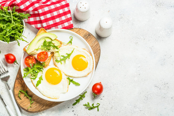 Petit déjeuner sain avec œuf, pain grillé et salade. - Photo, image
