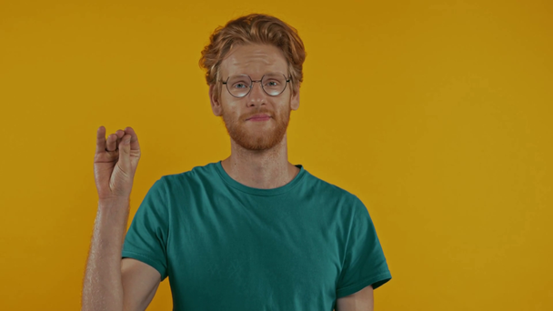ruiva homem em óculos mostrando bla bla bla gesto isolado em amarelo
 - Filmagem, Vídeo