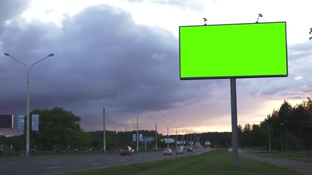 Conceituação falsa. Ecrã verde cartaz na estrada contra o fundo do céu da noite
. - Filmagem, Vídeo