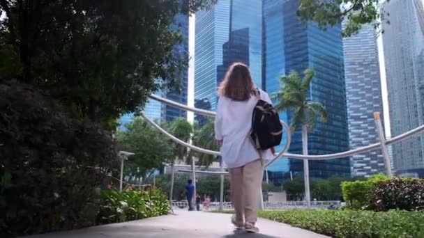 Spacerując i ciesząc się Singapore Cityscape - Materiał filmowy, wideo