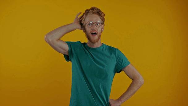 cher rousse homme en lunettes montrant geste idée isolé sur jaune - Séquence, vidéo