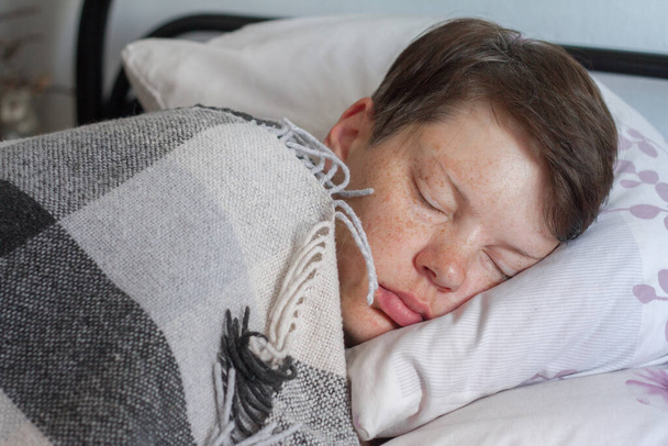 Olgun esmer kadın ekose battaniyenin altında uyuyor, hastalık ya da soğuk kavramı, evde tedavi, seçici odaklanma - Fotoğraf, Görsel