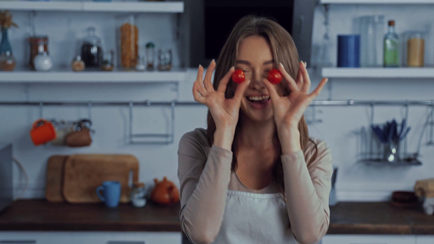Mutlu kadın dans ediyor, vişneli domates alıyor ve gözleri örtüyor.  - Video, Çekim