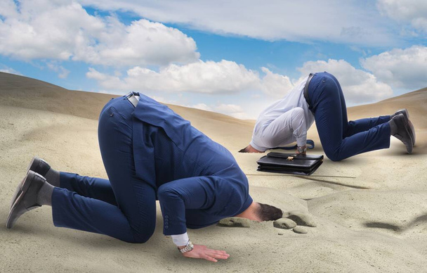 O homem de negócios escondendo a cabeça na areia escapando de problemas - Foto, Imagem