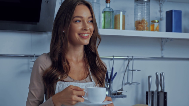 heureuse fille boire du café et soucoupe tenant  - Séquence, vidéo