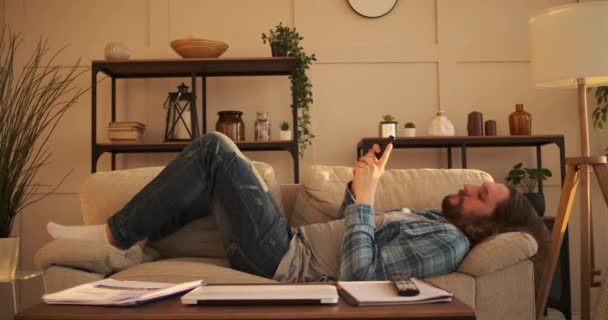 Frustrado mensagens de texto homem no telefone celular em casa
 - Filmagem, Vídeo