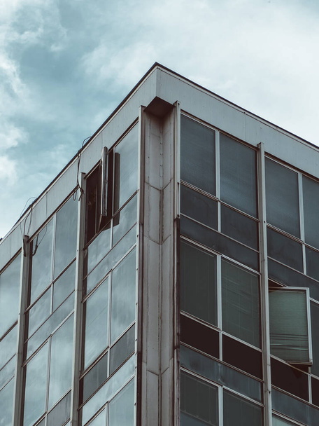 Topo do edifício de negócios com janelas escuras
 - Foto, Imagem