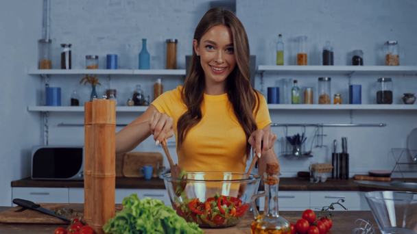 mulher feliz misturando salada fresca na tigela
  - Filmagem, Vídeo