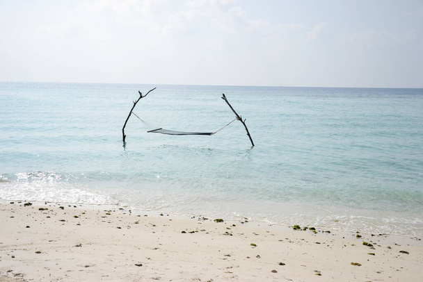 Море Мальдивского острова. Мальдивский райский пляж.  - Фото, изображение