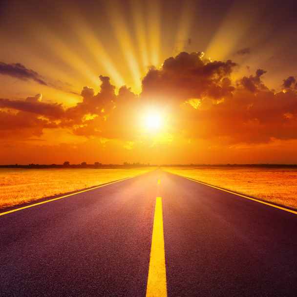 jízdy na prázdné asfaltové silnici při západu slunce - Fotografie, Obrázek