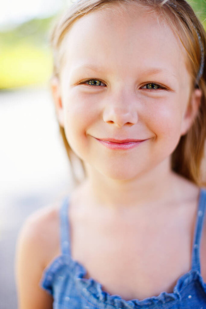 Lässiges Porträt eines kleinen Mädchens an einem Sommertag im Freien - Foto, Bild