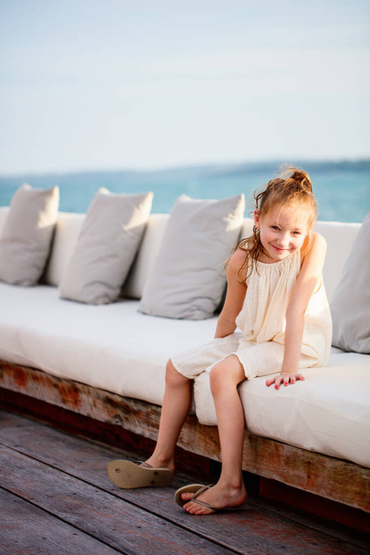 Casual portrait of adorable little girl outdoors - Foto, Bild