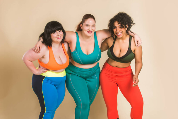 Group of 3 oversize women posing in studio - Beautiful girls accepting body imperfection, beauty shots in studio - Concepts about body acceptance, body positivity and diversity - Foto, Bild