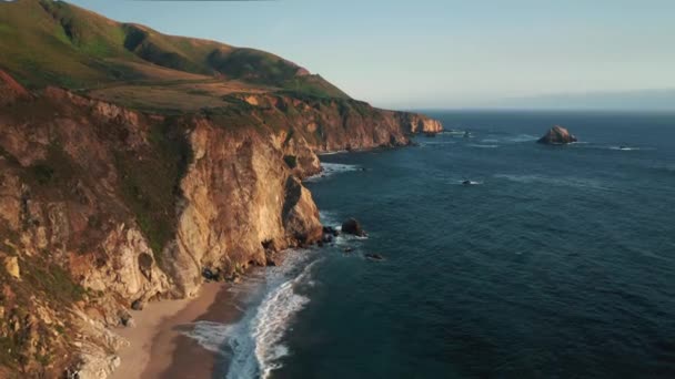 Tramonto sulla spiaggia selvaggia sulla costa californiana, viaggio USA. Vista panoramica Big Sur - Filmati, video