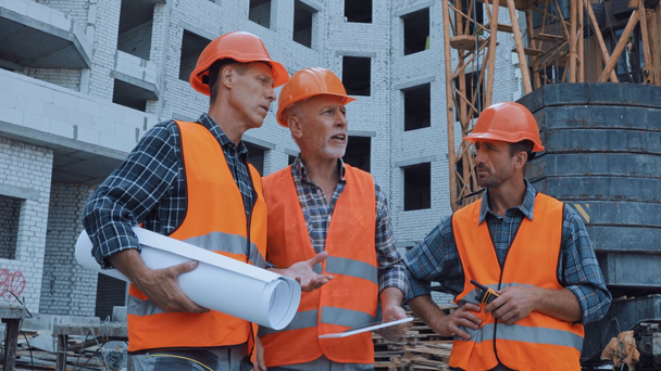 Építőipari gépek közel építési daruval az építkezésen - Felvétel, videó