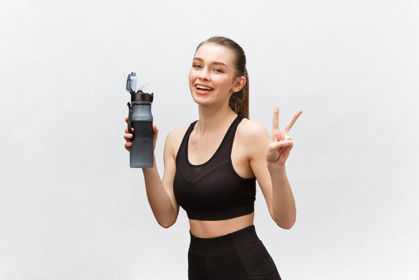 σπορ, fitness, lifestyle and people concept - χαρούμενη σπορ γυναίκα με μπουκάλια νερού. - Φωτογραφία, εικόνα