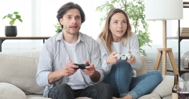 Szalona para grająca w gry wideo w domu - Materiał filmowy, wideo