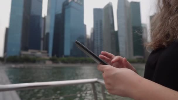 femme utilisant un smartphone avec internet dans la grande ville - Séquence, vidéo