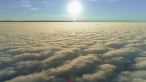 Dron lecący nad pięknym chmurowym krajobrazem o wschodzie słońca. 4K B Rolka materiału filmowego nieba - Materiał filmowy, wideo