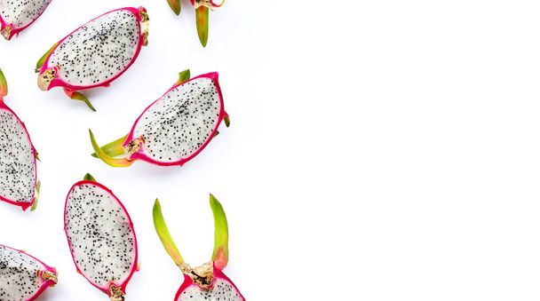 Drachenfruchtscheiben, Pitaya isoliert auf weißem Hintergrund. Köstliche tropische exotische Früchte - Foto, Bild