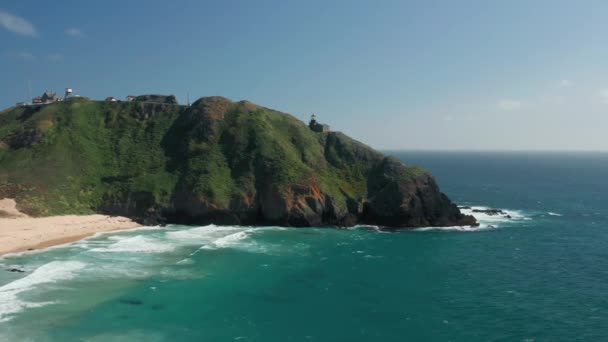 Belle nature, images de voyage. Vue panoramique sur le phare sur l'île verte - Séquence, vidéo