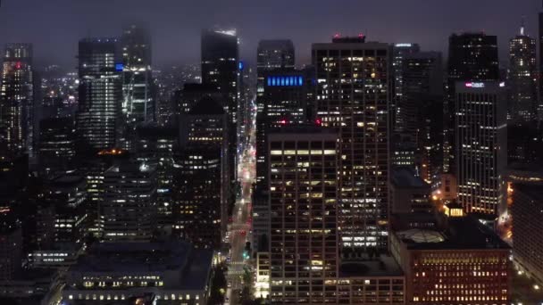 4K San Francisco éjszaka. Szcenikus köd borítja a megvilágított felhőkarcolókat. 4K - Felvétel, videó