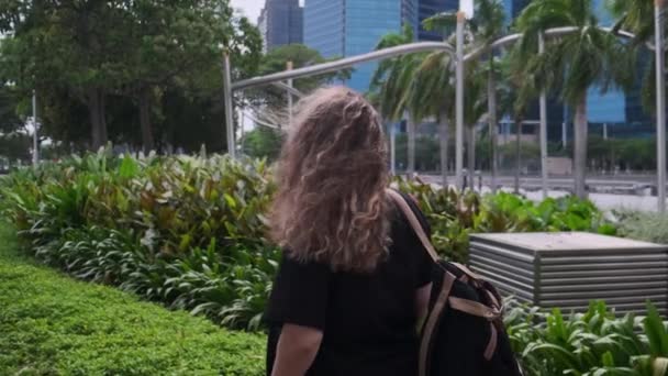 femme voyage dans la grande ville - Séquence, vidéo