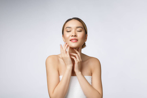 Porträt der schönen asiatischen Frau Make-up der Kosmetik, Mädchen Hand berühren Wange, Gesicht der Schönheit perfekt mit Wellness isoliert auf weißem Hintergrund - Foto, Bild