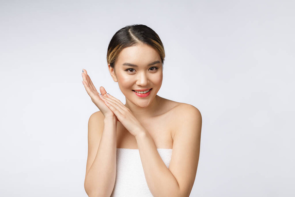 Linda encantadora asiática jovem sorrir com dentes brancos, sentindo-se tão feliz e alegre com a pele saudável, isolado no fundo branco
 - Foto, Imagem