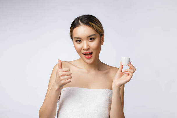 beleza mulher asiática polegares para cima para bom produto facial. isolado em fundo branco. conceito de beleza e moda
. - Foto, Imagem
