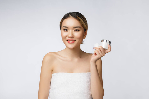 Bella donna asiatica che presenta un prodotto isolato su sfondo bianco. SPAZIO DI COPIA. - Foto, immagini