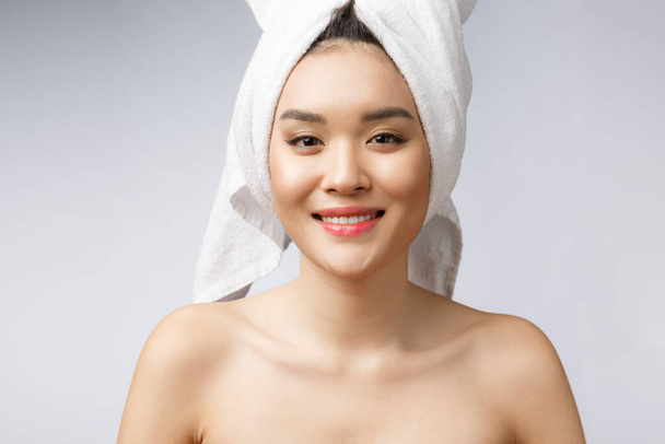 Hermosa mujer joven asiática encantadora sonrisa con dientes blancos, sintiendo tan felicidad y alegre con la piel sana, aislado sobre fondo blanco
 - Foto, imagen